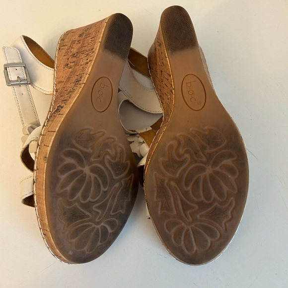 BOC Born Women's White  Leather Slingback Wedge Floral Sandals Sz 7 - Picture 8 of 12